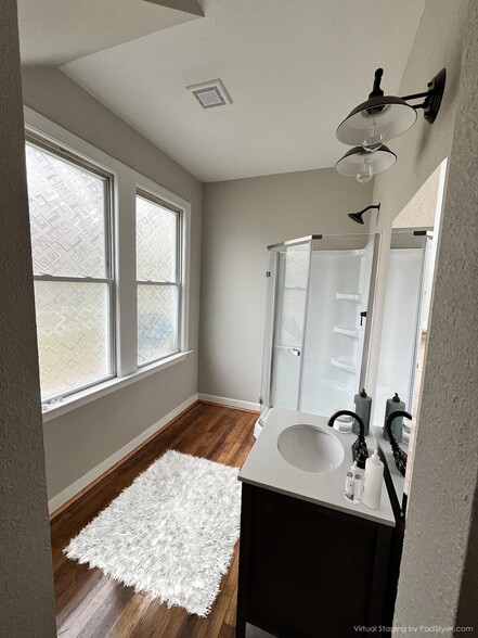 Private master bath - 3608 Omohundro Ave
