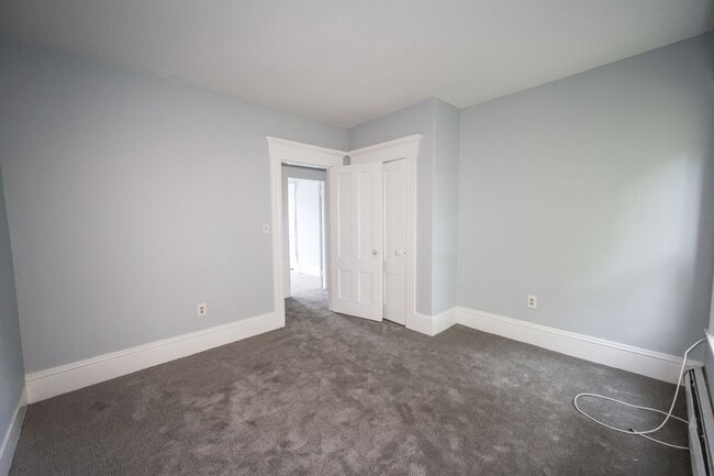 Building Photo - 736 Maple St