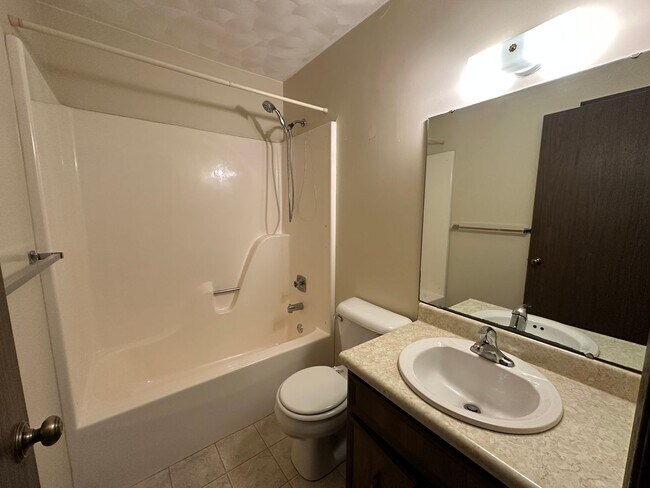 Building Photo - 2 Bedroom/1 Bath Apartment For Rent