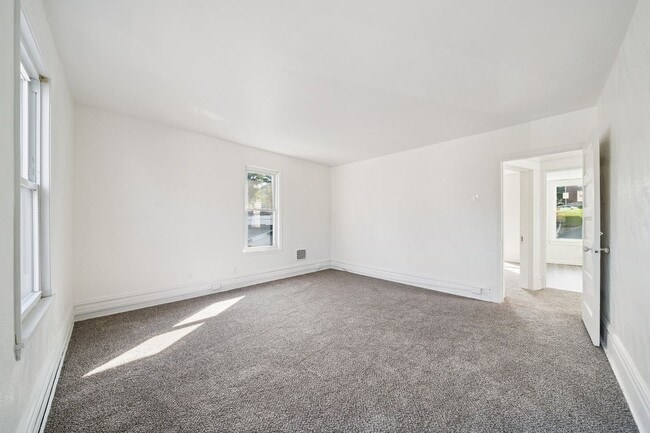 Building Photo - Fresh 3 bedroom home in Jeannette availabl...