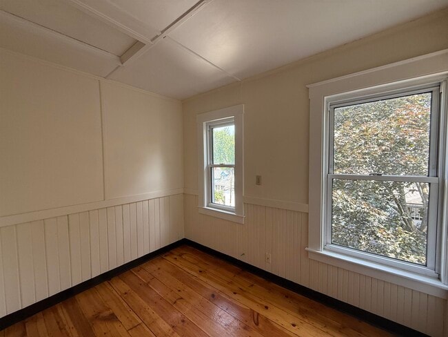Building Photo - 664 Maple St