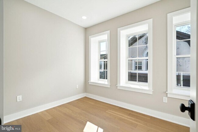 Building Photo - 347 E Gorgas Ln