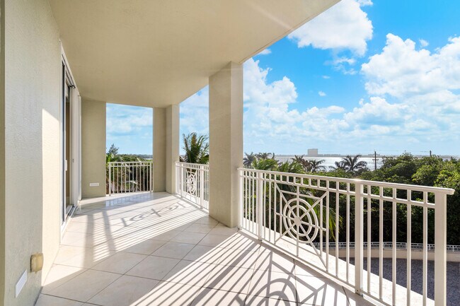 Building Photo - 5310 N Ocean Dr