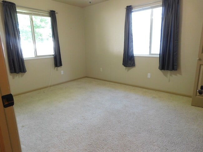 Building Photo - TWO WEEKS FREE RENT!