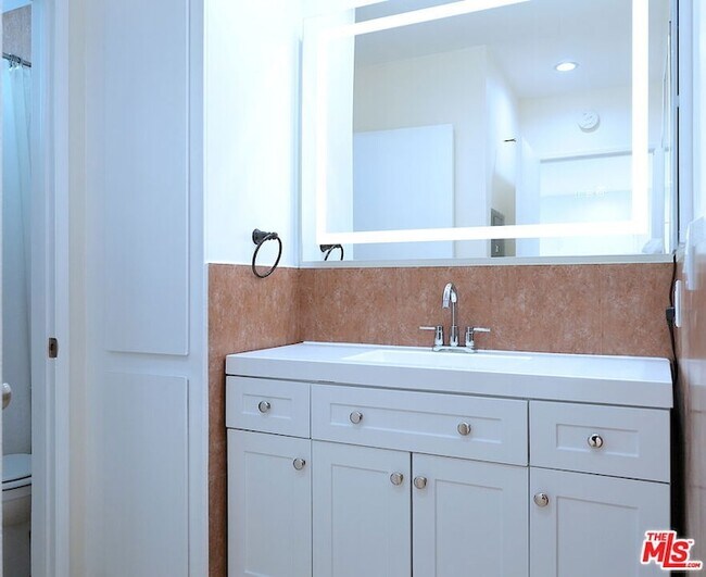 Building Photo - 9005 Cynthia St