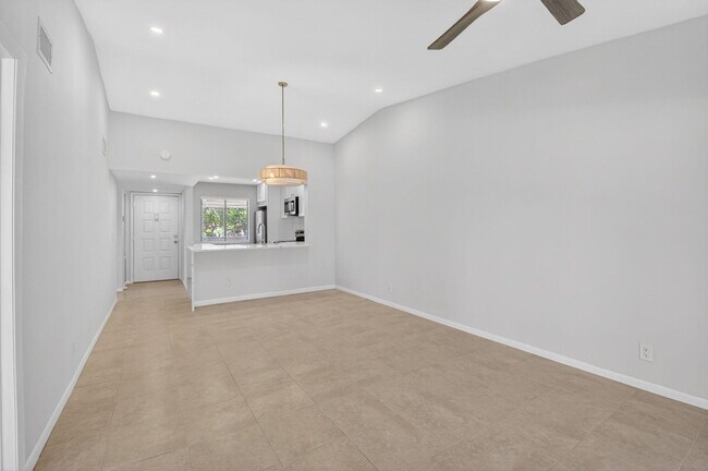 Building Photo - 6649 Somerset Dr