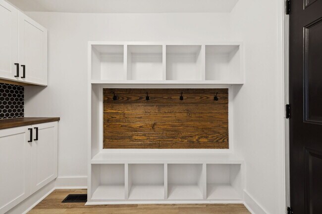 Building Photo - 934 Old Rome Pike