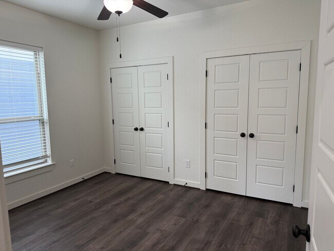 Building Photo - * MOVE IN SUMMER 6/30/2027 * 5-Bed 5.5 Bat...