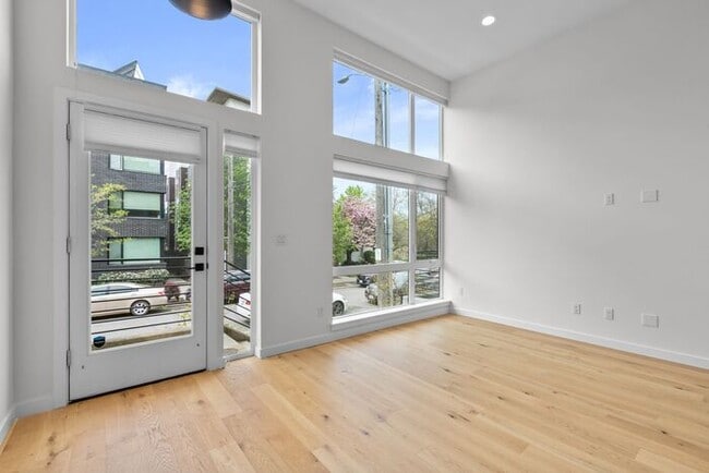 Building Photo - ULTRA-MODERN Townhome w/AC and Views in the Heart of Eastlake!
