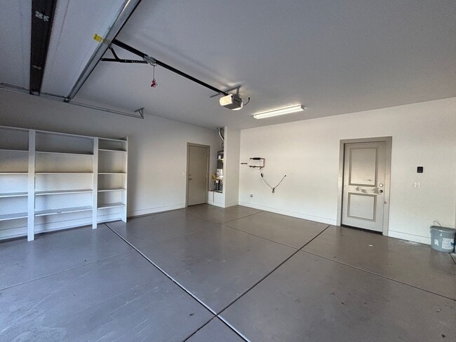 Building Photo - SPACIOUS HOME FOR RENT!