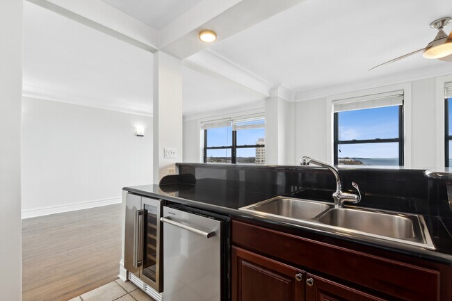 Building Photo - 1205 W Sherwin Ave