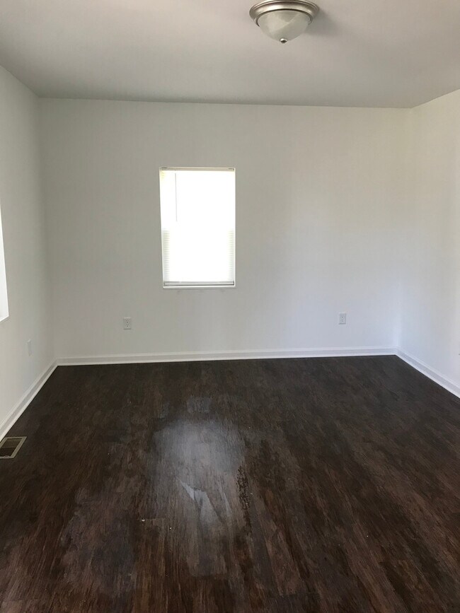 Building Photo - Adorable cottage in the heart of Rustburg!! 1 bed 1 bath!