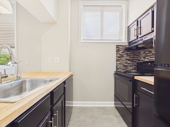 Building Photo - 1017 N Front St