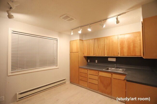 Building Photo - Santa Rosa: 3 bedroom, 2 1/2 bath Home wit...