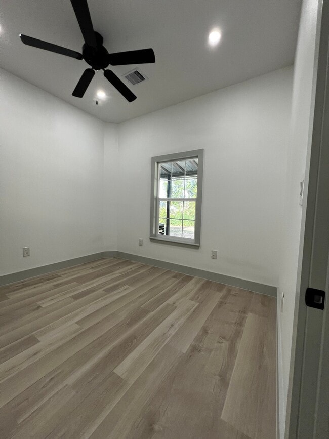 Building Photo - 984 Dundee Dr