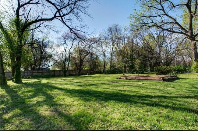 Building Photo - 2 bed 1 bath 792 sqft