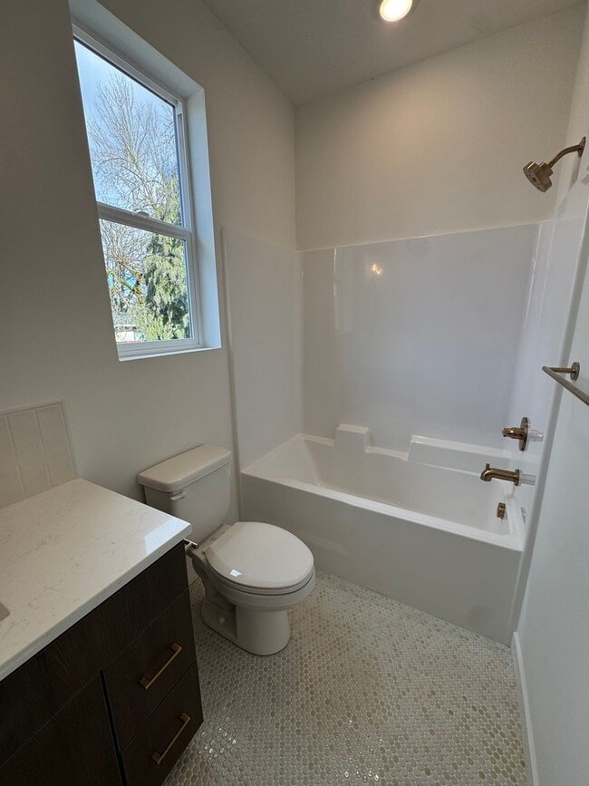 Building Photo - L0652