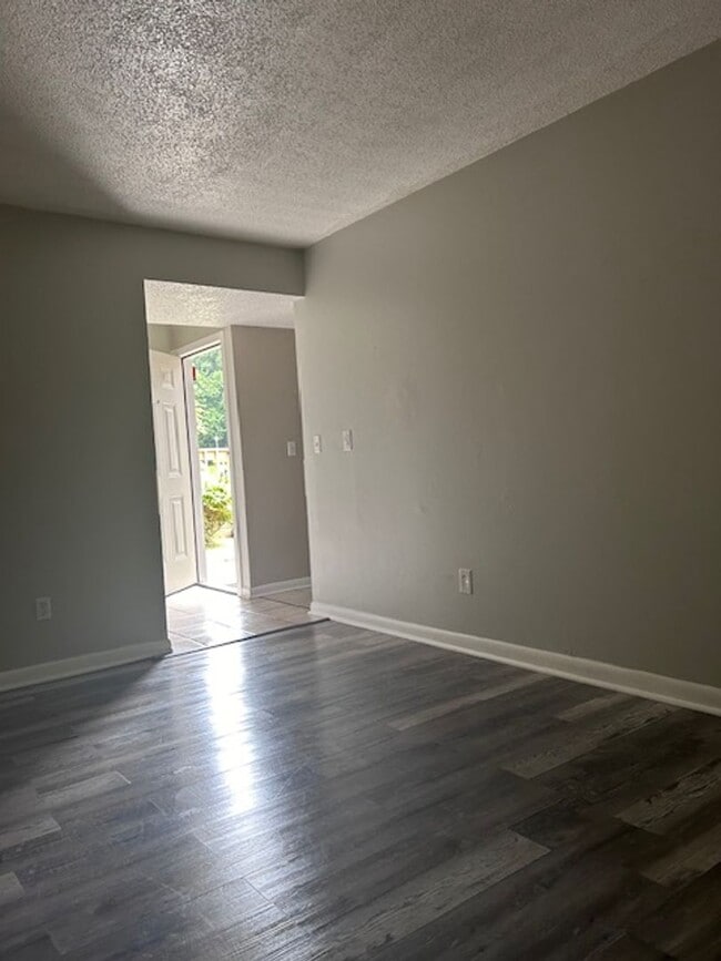 Building Photo - Newly Renovated Two Bedroom Condo Available! Move In Ready!