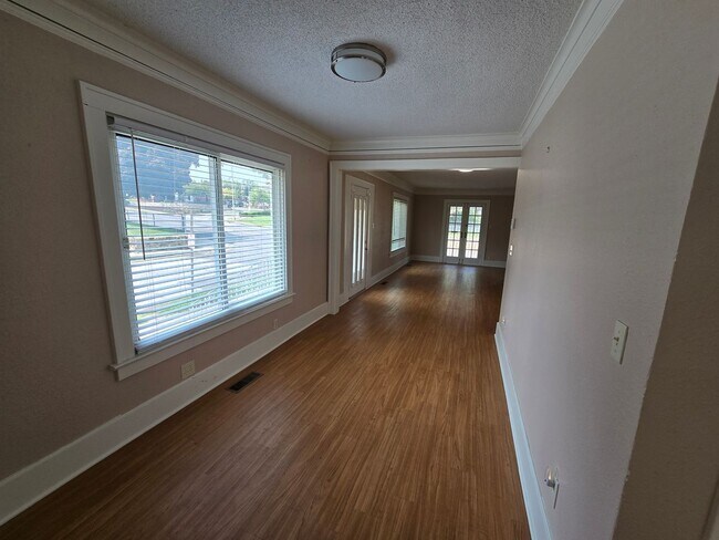 Building Photo - large three bedroom house with extra livin...