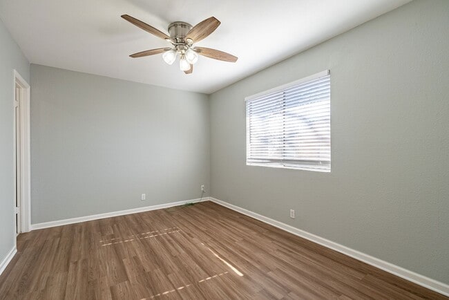 Building Photo - Charming 3-Bed Willowbend Home: Fireplace, Stainless Appliances, Garage, and Spacious Backyard!