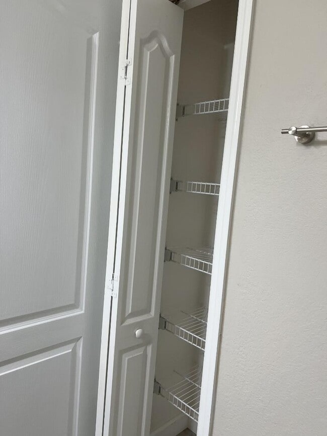 Building Photo - 4156 Central Sarasota Pkwy