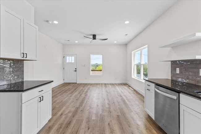 Building Photo - 3900 Lilac Ave