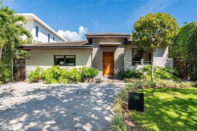 Building Photo - 725 W 49th St