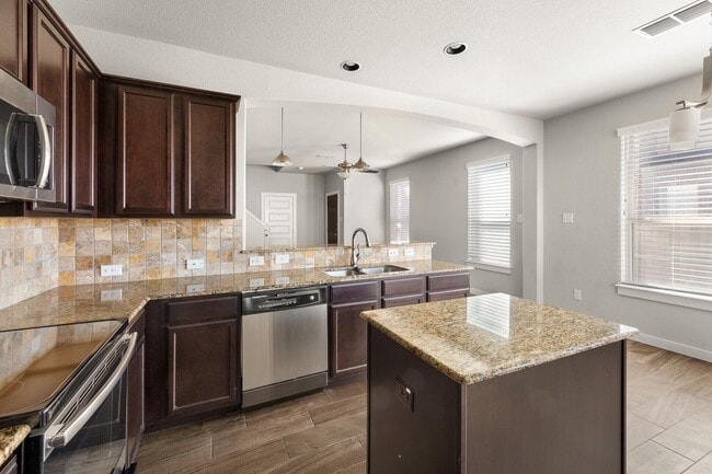 Building Photo - AVAILABLE NOW! Beautiful 3 bedroom Luxury Duplex, New Braunfels, Texas!
