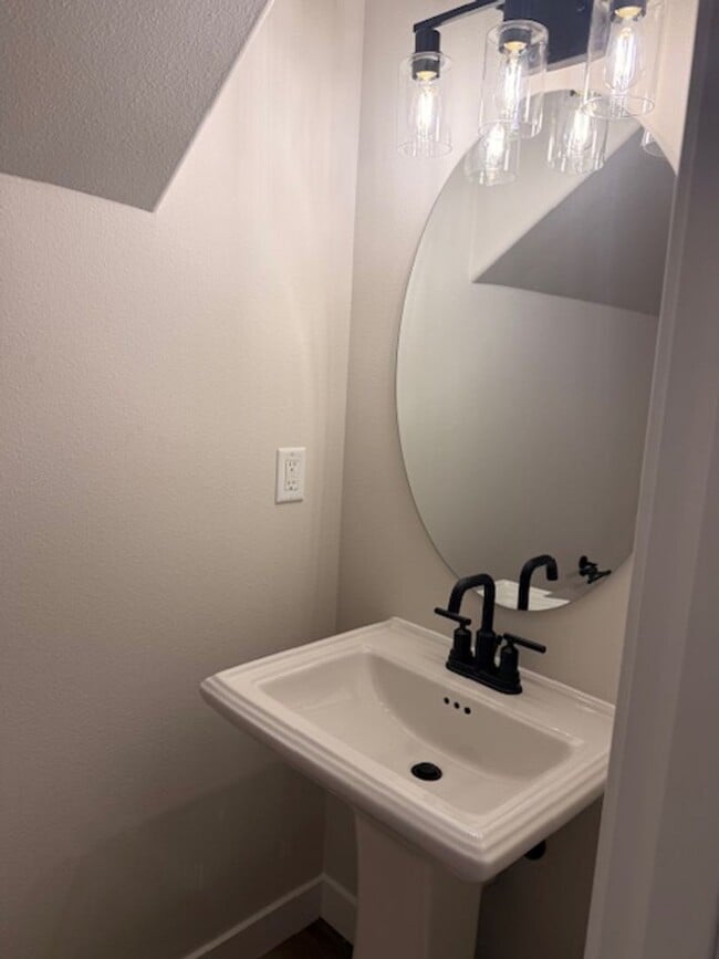 Building Photo - All Utilities Included in this 3 Bedroom South Anchorage Townhouse!