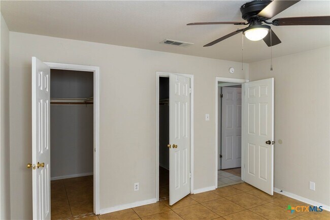 Building Photo - 2402 Lazy Ridge Dr