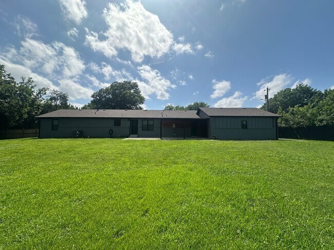 Building Photo - Welcome to country living with a fresh, modern twist.