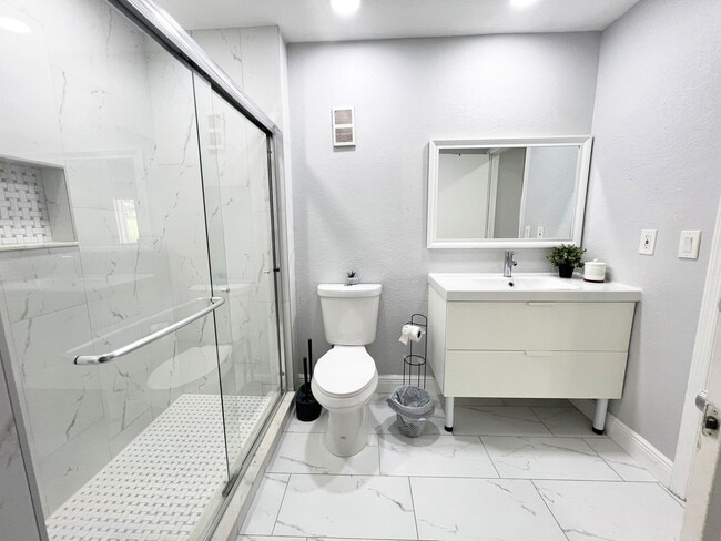 Building Photo - 7250 Westpointe Blvd