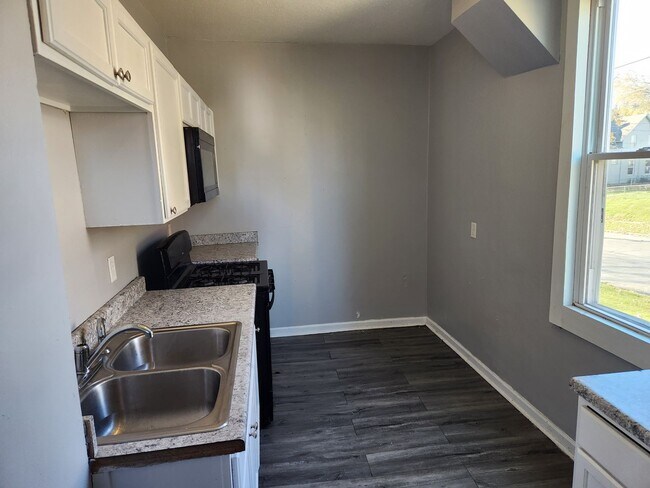 Building Photo - 4 bed 1 bath house