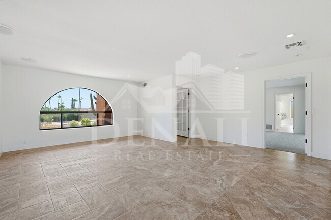 Building Photo - 10643 N Indian Wells Dr