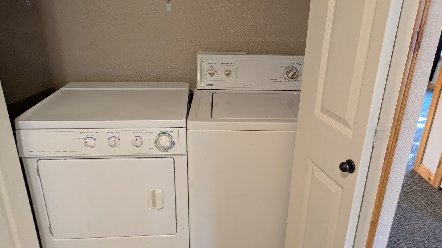 Laundry room - 2904 Tina Ave