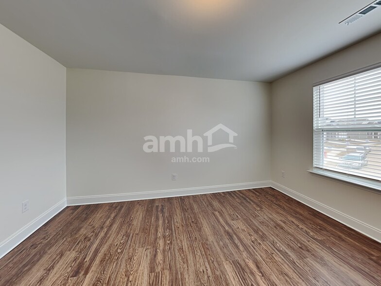 Building Photo - 1364 Lomond Dr