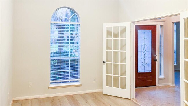 Building Photo - 2815 Town Gate Ct