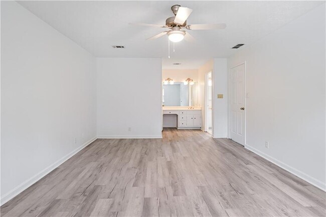 Building Photo - 4711 Nutmeg Way SW