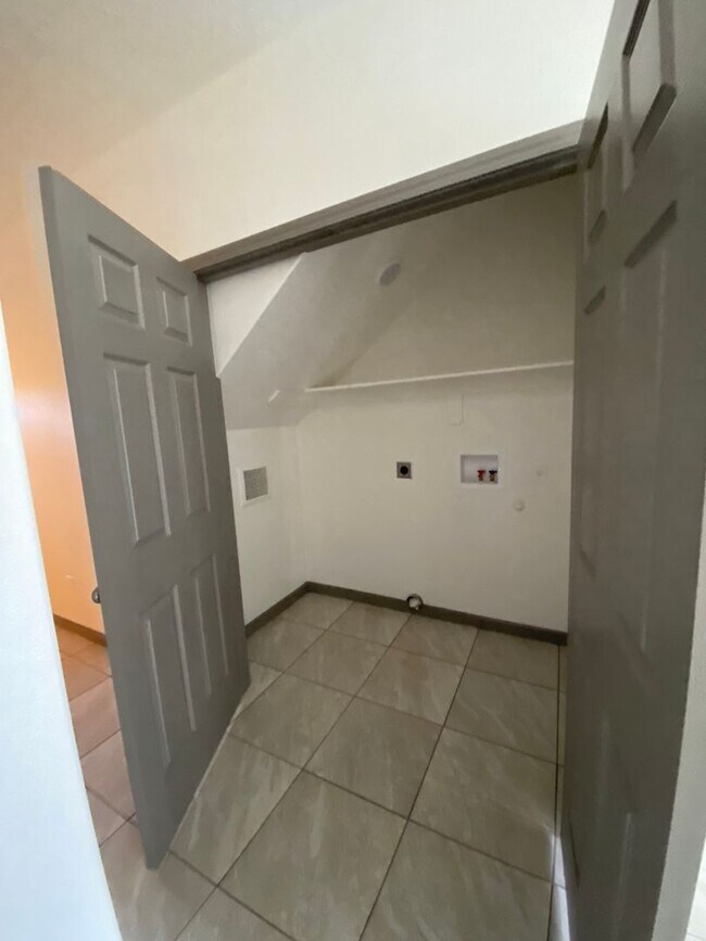 Building Photo - **SPRING SPECIAL- $400 off first months rent**  3 Bedroom Duplex in Veneta