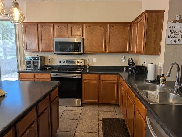 Building Photo - 46057 W Dutchman Dr