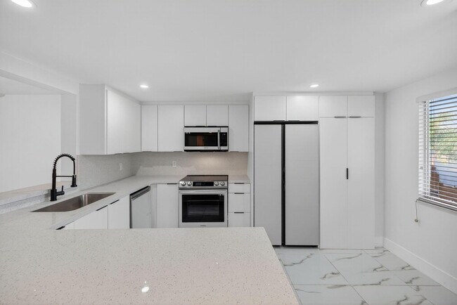 Building Photo - 14375 Strathmore Ln