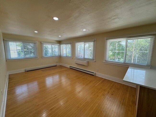 Building Photo - Fully updated 2 bedroom Apartment in the A...