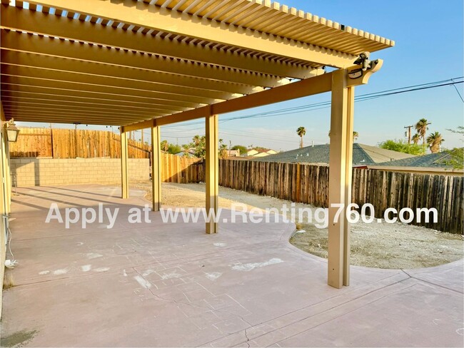 Building Photo - Rare 4 bedroom 3 bathroom home with incred...