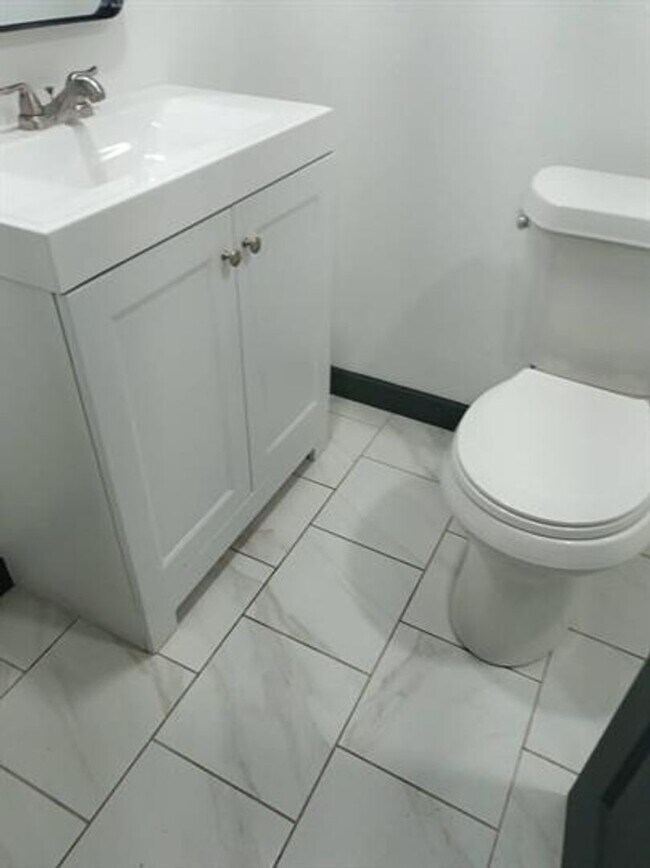 Building Photo - Convenient Location 1 bed 1 bath apartment - HVAC