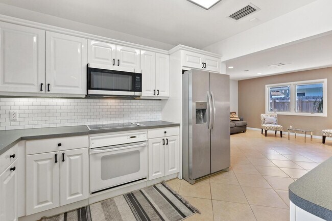 Building Photo - 3080 NE 43rd St