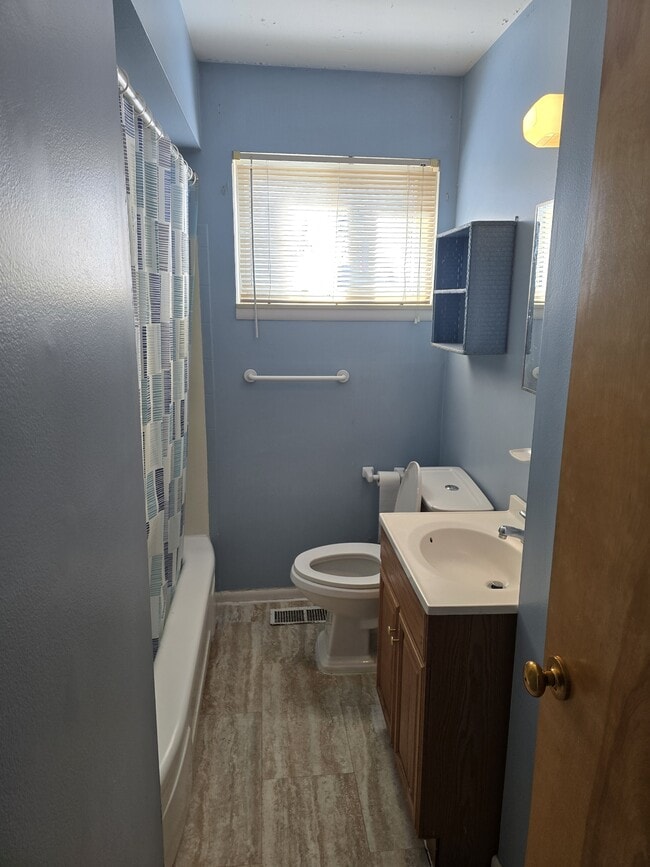 Building Photo - 23065 Cayuga Ave