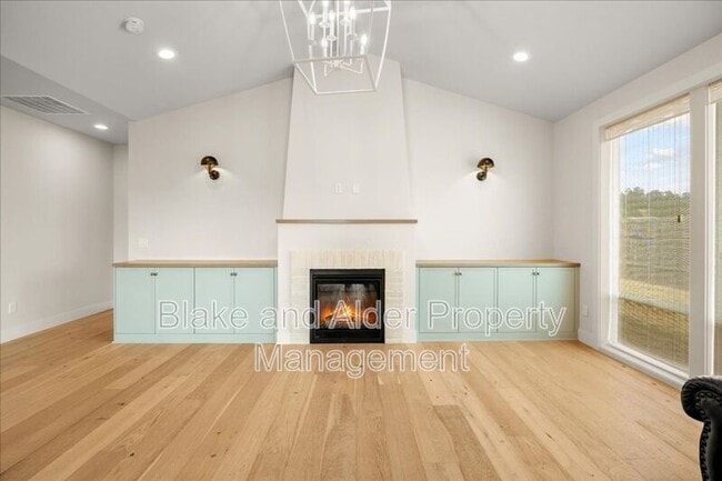Building Photo - 496 NW Cascade Mountain Dr