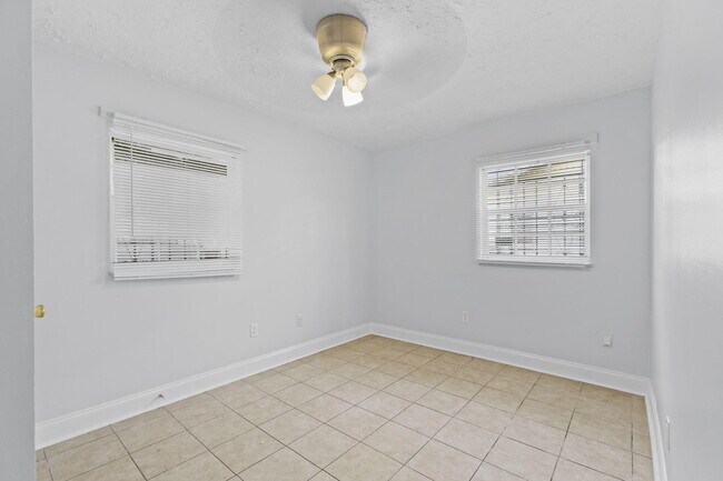 Building Photo - 307 Essex Dr