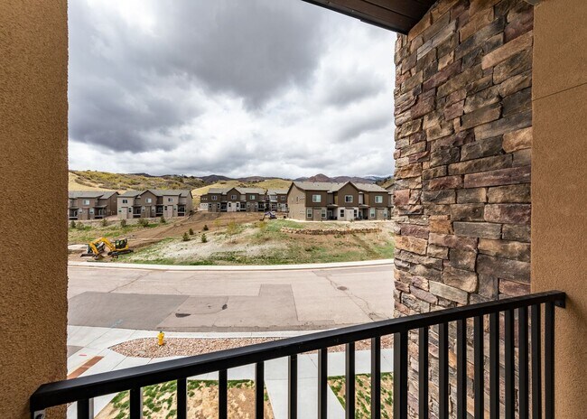 Building Photo - 1 bed, 1 bath Top Floor near Garden of the Gods