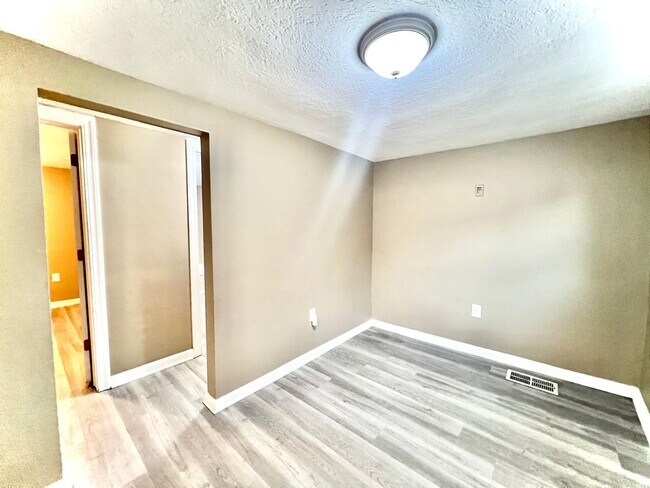 Building Photo - Move in ready!